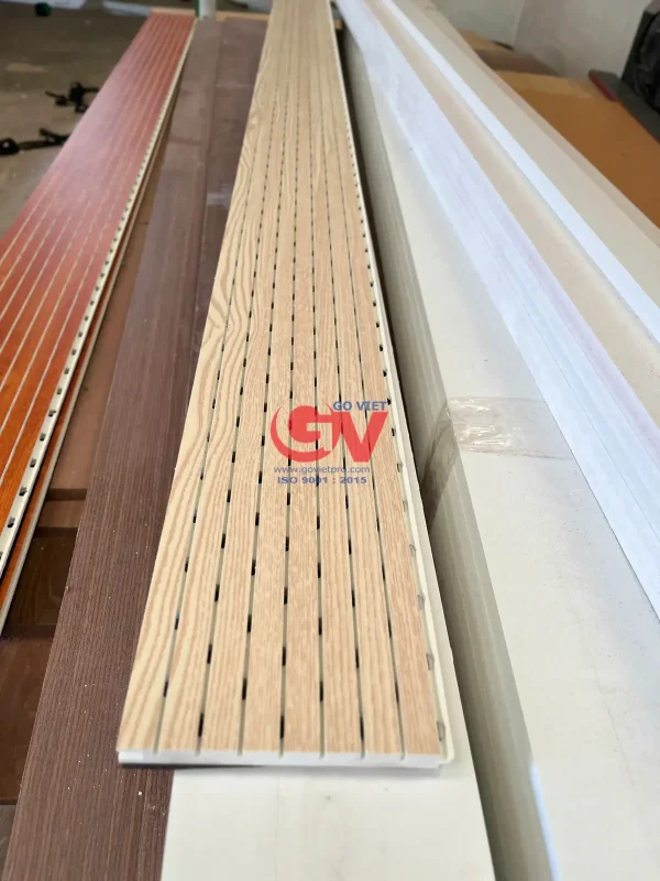 Tấm nhựa PVC tiêu âm xẻ rãnh vân gỗ chống mối mọt