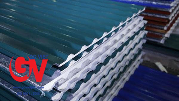 Báo giá tôn chống nóng các loại mới nhất 2022 4 Tôn chống nóng trọng lượng nhẹ, thi công dễ dàng