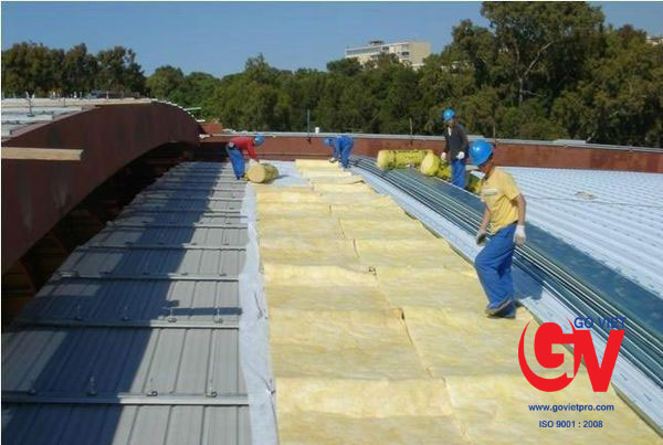 Mái nhà được lợp bằng bông thủy tinh tỷ trọng 80kg/m3 chất lượng cao