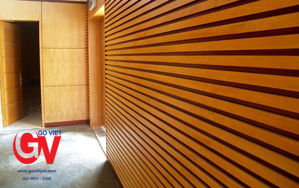 Sử dụng gỗ tán âm xẻ rãnh để ốp tường công trình