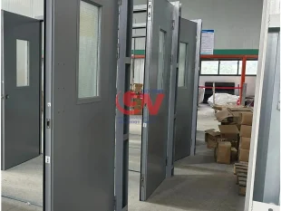 Góc nhìn chi tiết bản lề chịu lực và độ dày của cánh cửa thép chống cháy EI 60 phút.