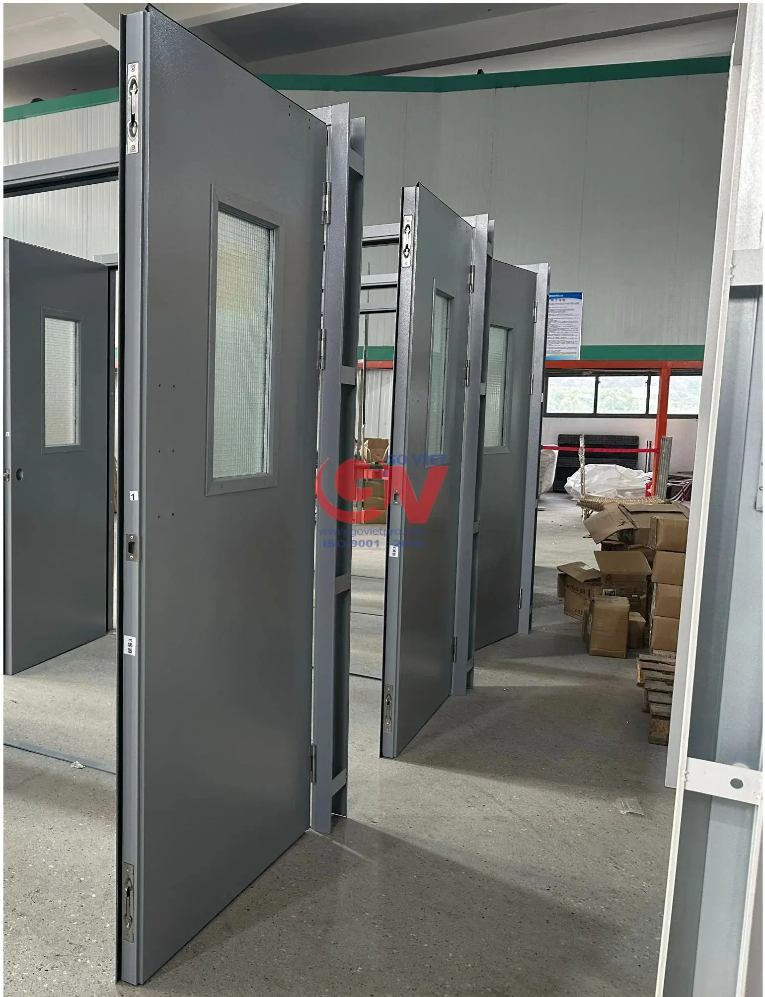 Cửa thép chống cháy 60 phút 12 Góc nhìn chi tiết bản lề chịu lực và độ dày của cánh cửa thép chống cháy EI 60 phút.