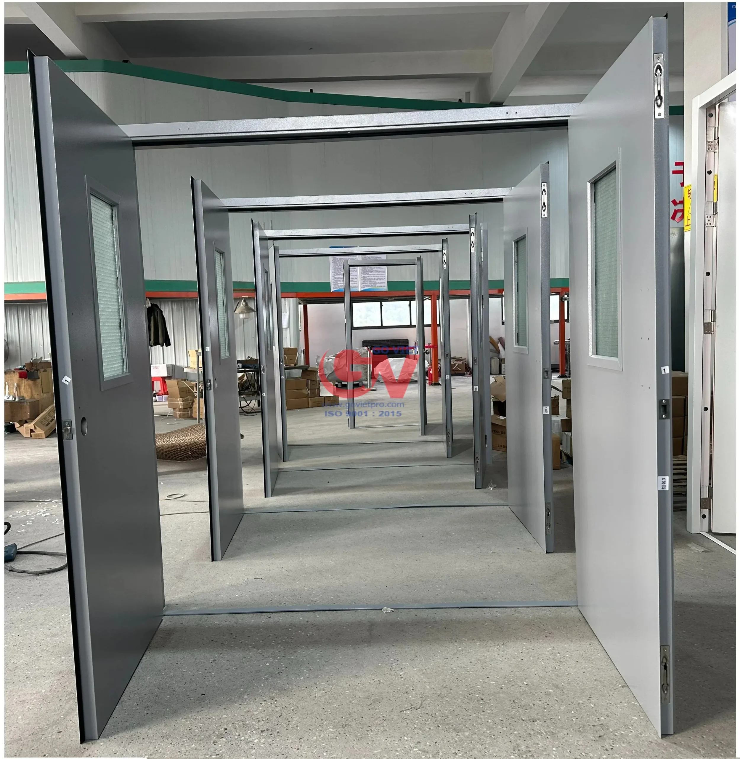 Cửa thép chống cháy 60 phút 10 Dãy cửa thép chống cháy 60 phút có ô kính cường lực ngăn cháy đang được kiểm tra tại xưởng sản xuất.