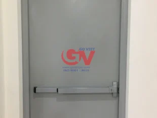Cửa thép chống cháy 60 phút 3 Dãy cửa thép chống cháy 60 phút có ô kính cường lực ngăn cháy đang được kiểm tra tại xưởng sản xuất.