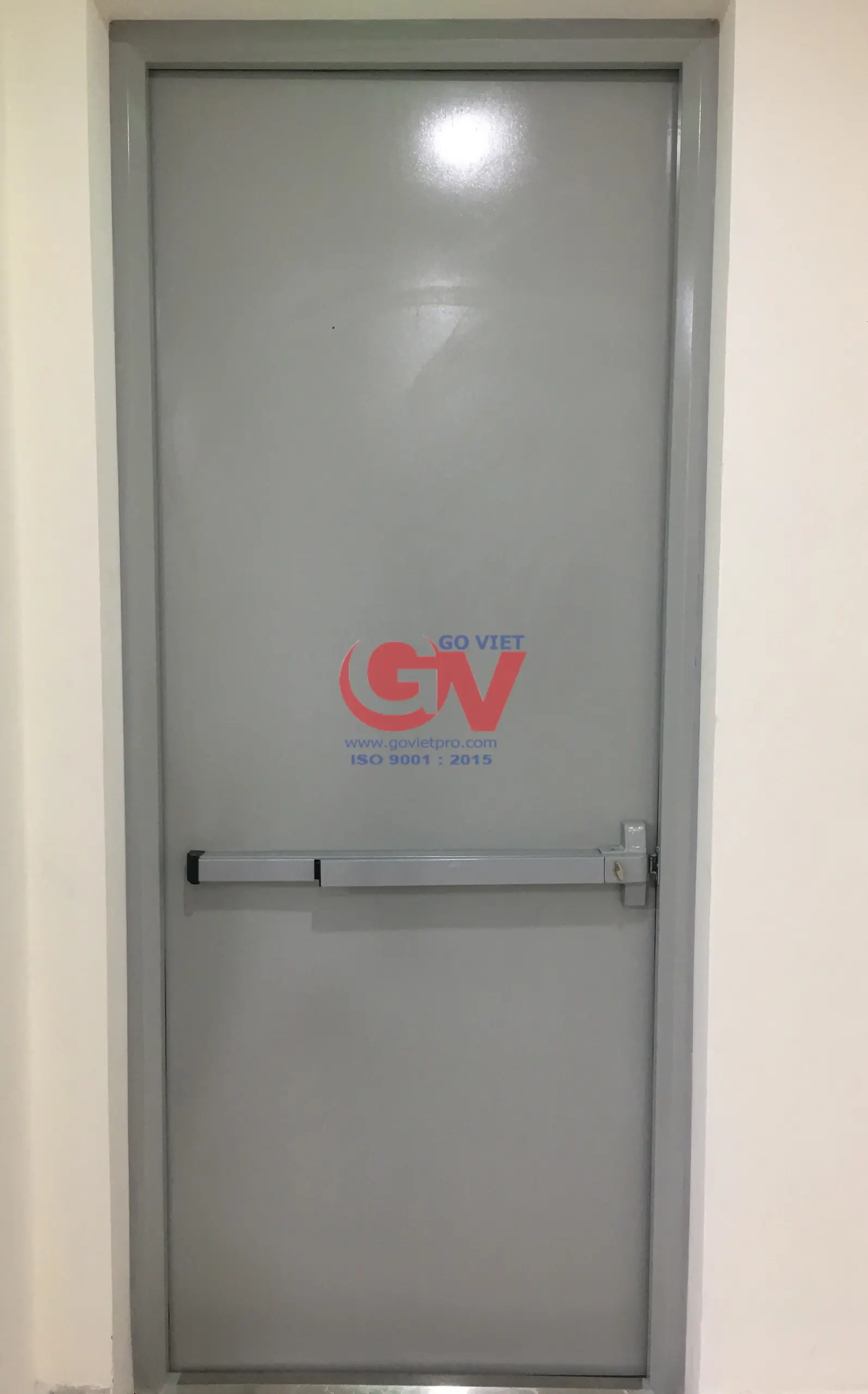 Cửa thép chống cháy 60 phút 9 Dãy cửa thép chống cháy 60 phút có ô kính cường lực ngăn cháy đang được kiểm tra tại xưởng sản xuất.