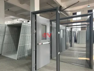 Cửa thép chống cháy 60 phút 2 Cận cảnh chi tiết khung cửa, ô kính và phụ kiện thanh thoát hiểm trên cửa thép chống cháy EI 60 phút.