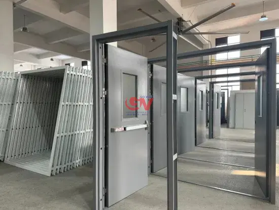 Cửa thép chống cháy 60 phút 11 Cận cảnh chi tiết khung cửa, ô kính và phụ kiện thanh thoát hiểm trên cửa thép chống cháy EI 60 phút.