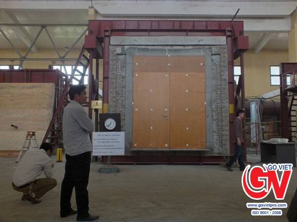 Ứng dụng tấm KHS dùng cho hệ ngăn cháy ống gió 4 Tấm KHS dùng cho hệ ngăn cháy ống gió được dùng làm cửa gỗ chống cháy
