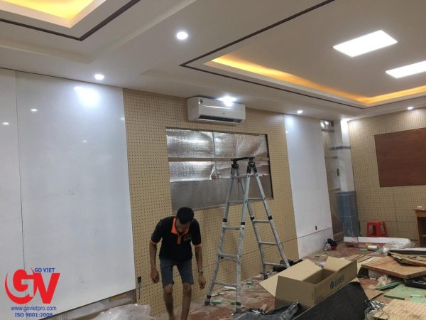 Đặc điểm gỗ tiêu âm: cấu tạo, khả năng tiêu âm và lưu ý lắp đặt 4 ảnh thi công lắp gỗ tiêu âm lên khung xương