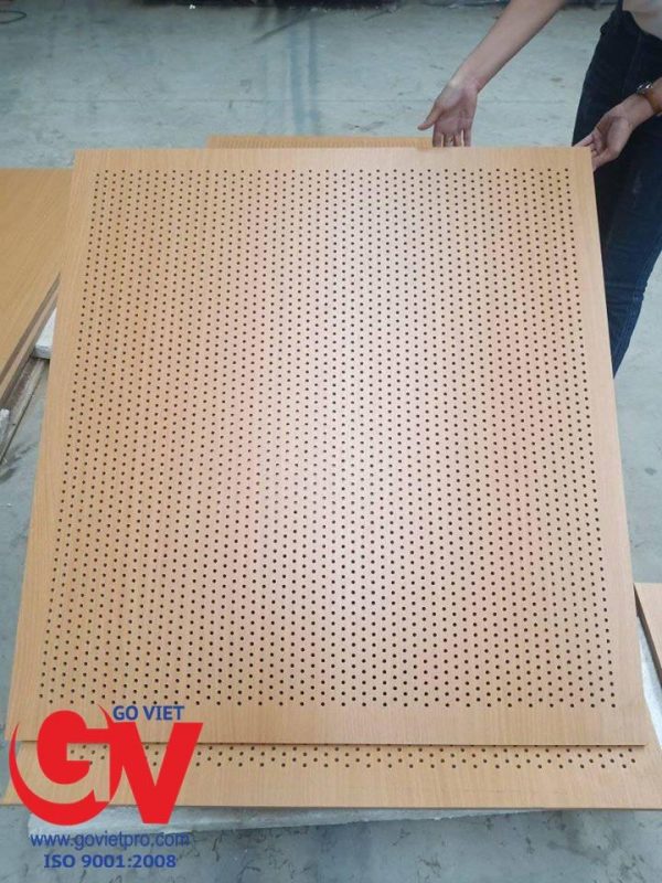 Đặc điểm gỗ tiêu âm: cấu tạo, khả năng tiêu âm và lưu ý lắp đặt 5 Gỗ tiêu âm đục lỗ sản xuất tại xưởng