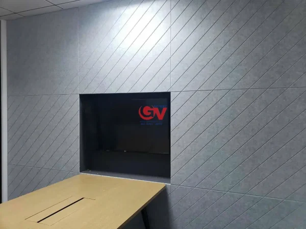 Tấm Tiêu Âm Acoustic Sonic Là Gì? Thông Số Kỹ Thuật Và Ứng Dụng Thực Tế 4 Tấm tiêu âm Sonic họa tiết đường chéo ốp tường phòng họp lắp màn hình TV