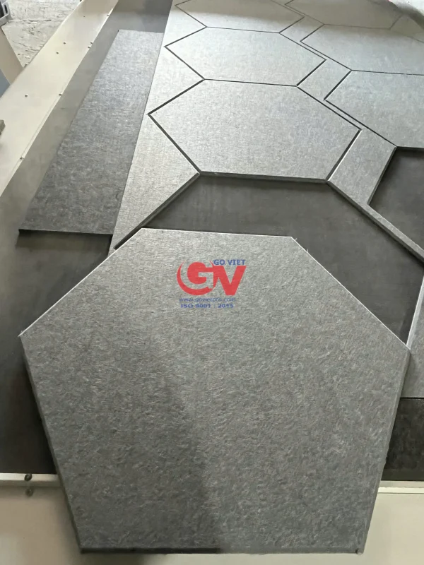 Tấm vải nỉ tiêu âm màu xám cắt CNC ghép hình đa giác
