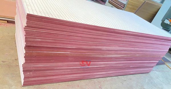 Ván MDF chống cháy - Giải pháp an toàn cho các công trình hiện đại 2 Cận cảnh độ dày và màu lõi hồng đặc trưng của ván MDF chống cháy đạt chuẩn