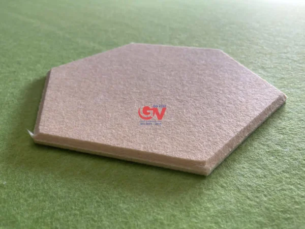 Cận cảnh độ dày và đường cắt CNC của tấm nỉ tiêu âm