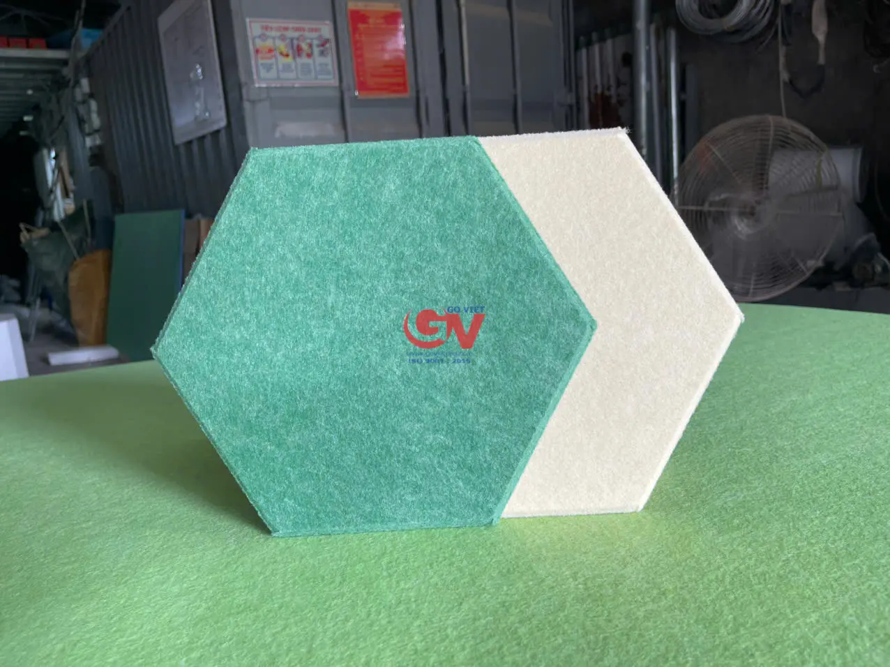 Tấm nỉ tiêu âm dạng lục giác (hexagon) phối màu xanh ngọc và trắng