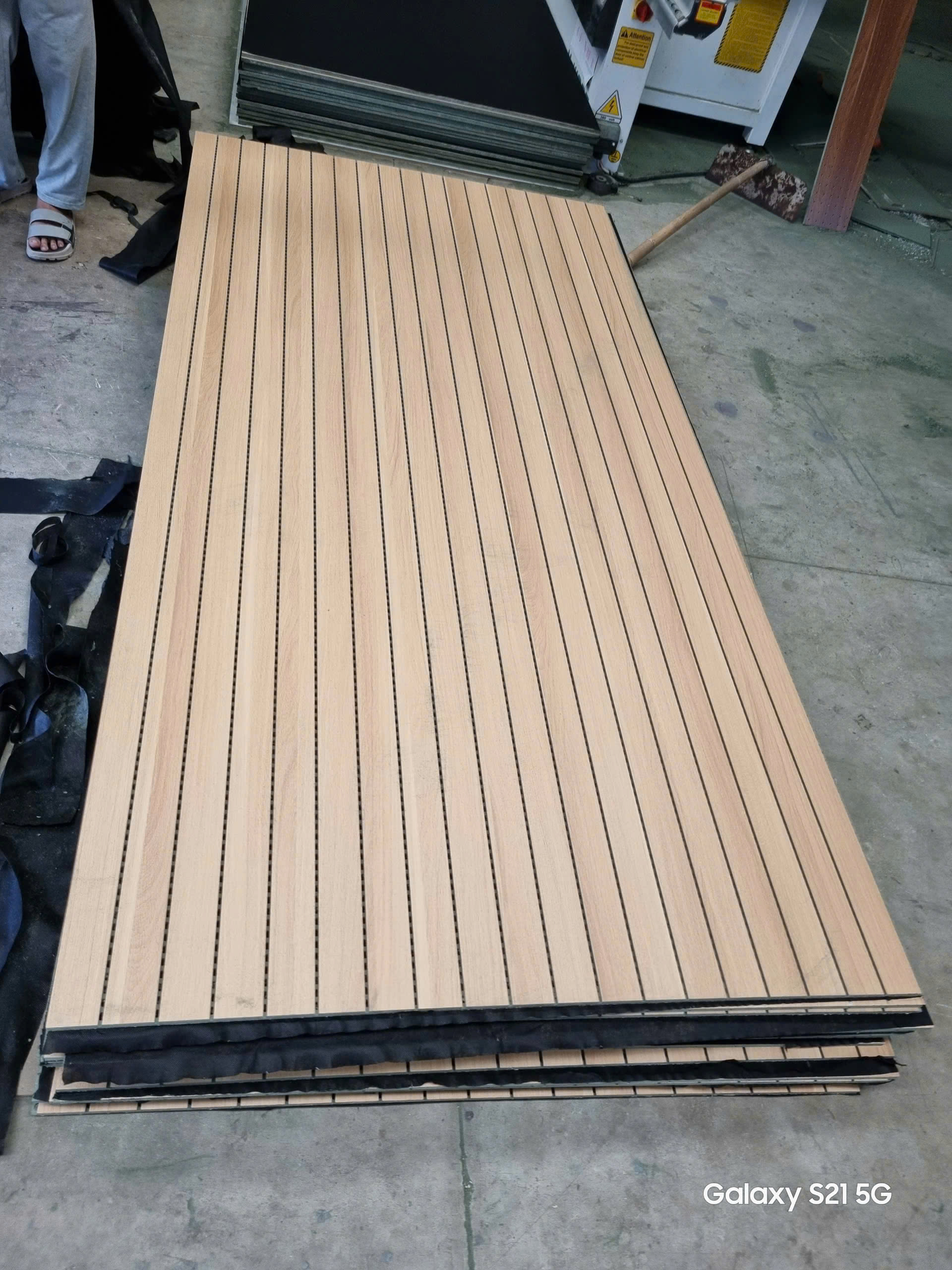 Giá gỗ tiêu âm xẻ rãnh dạng thanh cập nhật mới nhất 2025 3 Giá gỗ tiêu âm xẻ rãnh dạng thanh