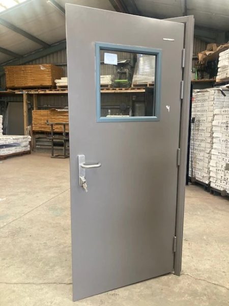 Cửa thép chống cháy có ô kính sản xuất theo yêu cầu