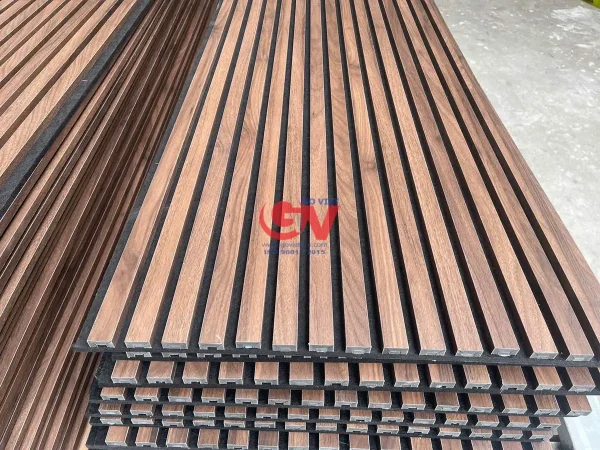 Tấm lam Sonic vân gỗ óc chó thành phẩm tại xưởng Govietpro