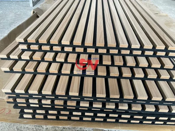 Tấm lam Sonic xếp chồng chờ đóng gói tại xưởng sản xuất Govietpro