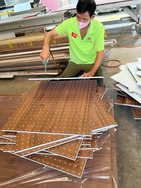 Sản xuất nhựa PVC tiêu âm đục lỗ và xẻ rãnh tại Gỗ Việt