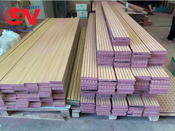 Các tấm gỗ tiêu âm vân gỗ và tấm soi rãnh được tập kết tại xưởng Gỗ Việt.