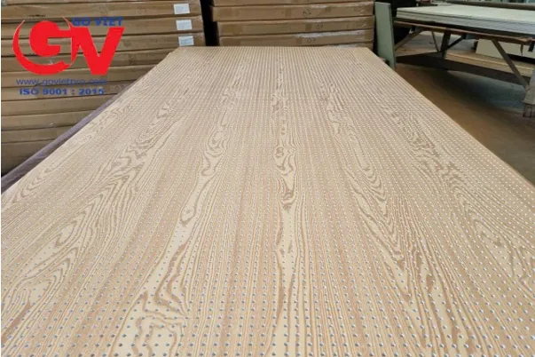Báo giá ván Nhựa đục lỗ xẻ rãnh mới nhất 2026 Tấm tiêu âm đục lỗ vân gỗ nguyên khổ xếp trong kho của Gỗ Việt