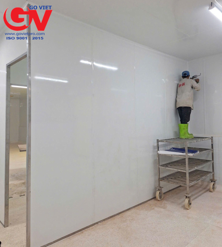 Kỹ thuật viên Gỗ Việt đang thi công vách ngăn kháng axit nhà máy thực phẩm