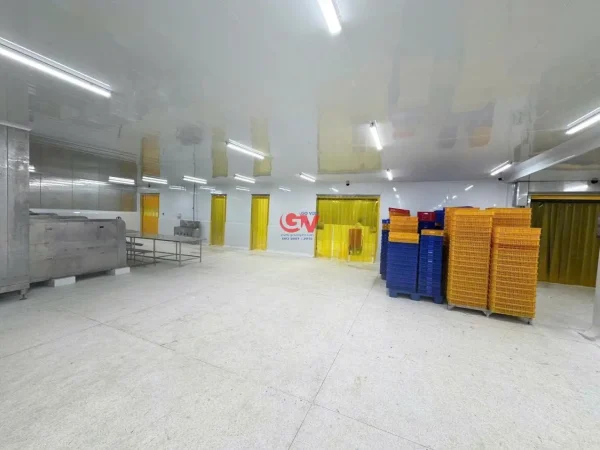 hoan-thien-vach-nhua-pvc-chiu-axit-nha-xuong