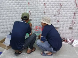 Quy trình thi công dán tấm đá dẻo lên tường chuẩn kỹ thuật
