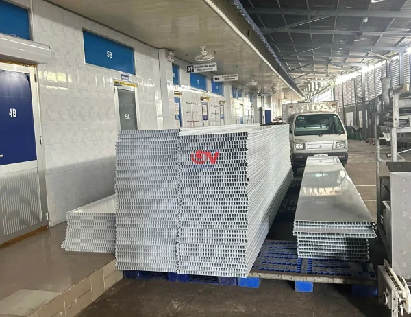 Hướng dẫn thi công vách nhựa PVC chịu axit đạt độ bền trên 10 năm bởi Gỗ Việt 4 Tập kết vật liệu vách ngăn nhựa PVC chịu axit chính hãng tại công trình nhà xưởng