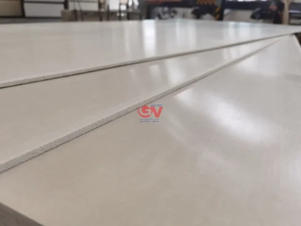 Bề mặt tấm MGO phẳng, dễ thi công và hoàn thiện