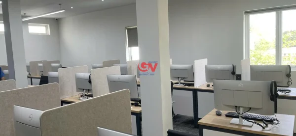 Vách Ngăn Tiêu Âm Polyester Fiber (Sonic) So Với Vách Ngăn Thông Thường: Nên Chọn Loại Nào? 4 Vách ngăn tiêu âm Polyester Fiber cho văn phòng call center – Gỗ Việt