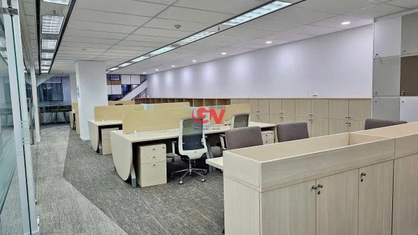 Vách Ngăn Tiêu Âm Polyester Fiber (Sonic) So Với Vách Ngăn Thông Thường: Nên Chọn Loại Nào? 3 Vách ngăn bàn làm việc văn phòng mở kết hợp nội thất gỗ